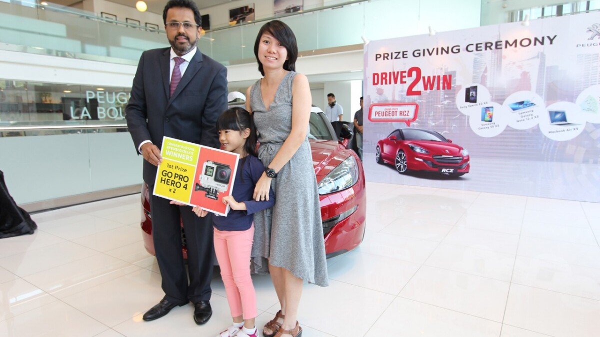 Testez des voitures Peugeot et gagnez une Peugeot RCZ Selfie-1st-prize-winners-1200x675