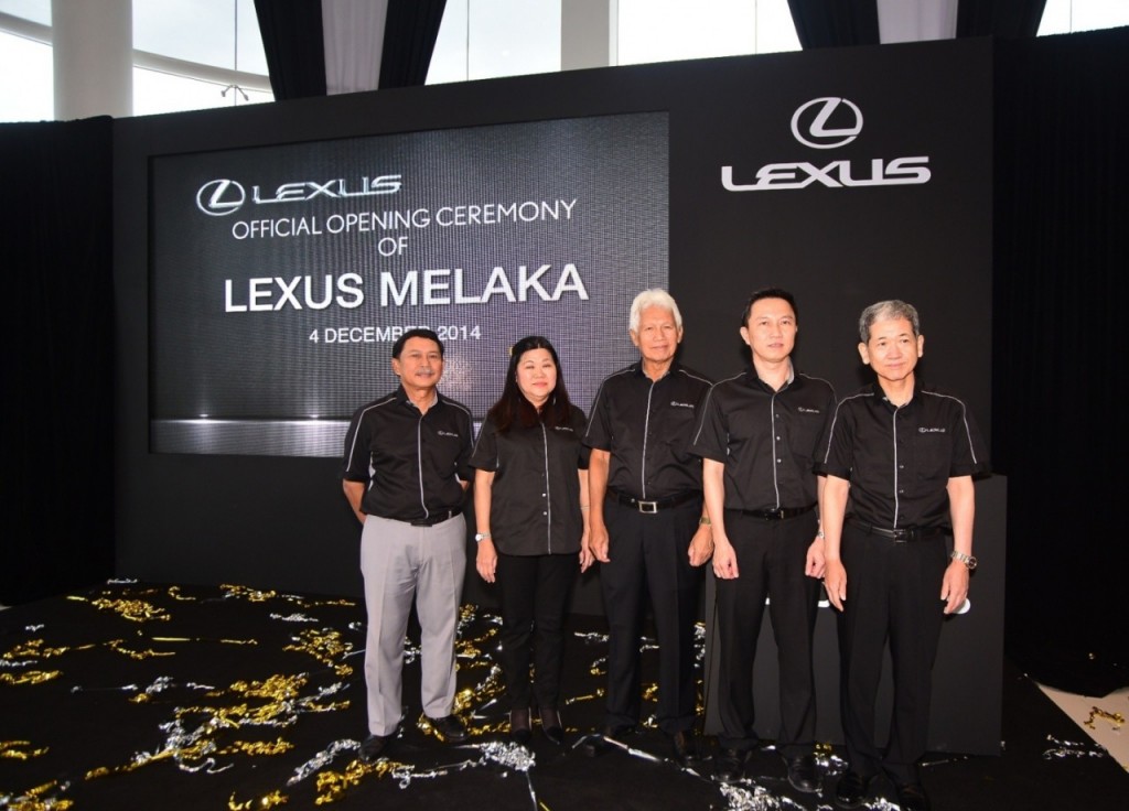 FROM LEFT- Datuk Ismet Suki (President, UMWT), Ms Yong Siew Fong (Director , Hiewa Auto Gallery), Tan Sri Asmat Kamaludin (Chairman, UMWT),_ Mr Wong Ngee Fat (MD, Hiewa Auto Gallery) & Datuk Takashi Hibi (Dep. Chairman,