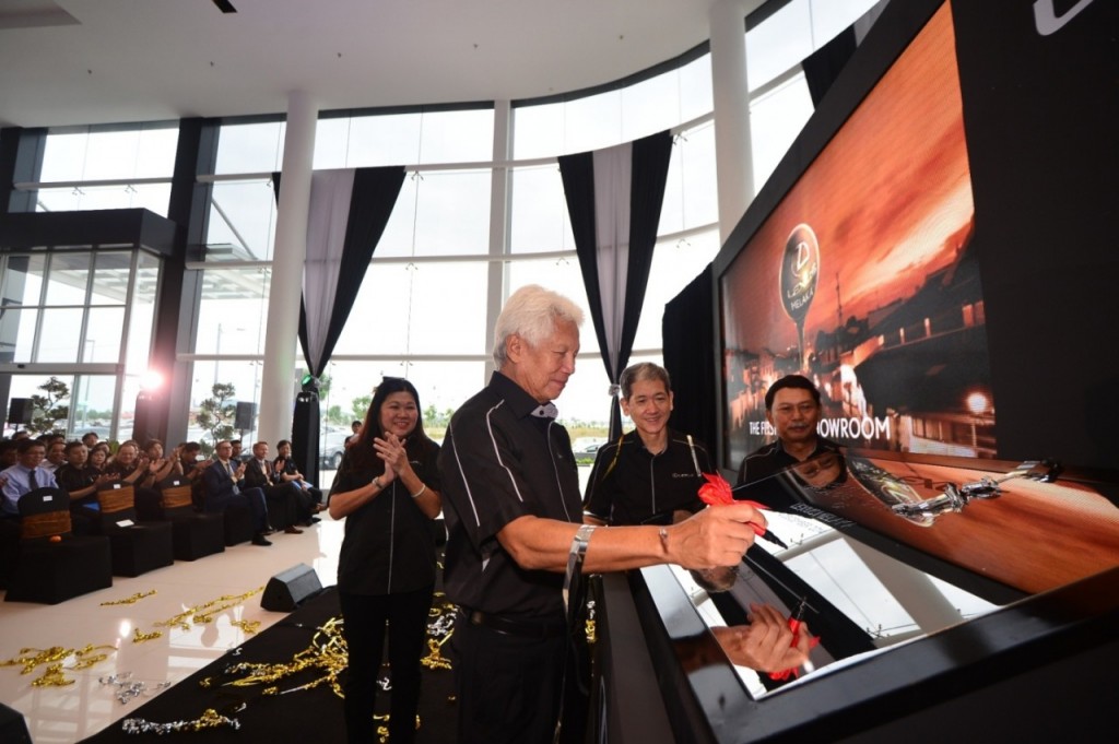 Tan Sri Asmat Kamaludin signing the plaque to mark the official opening of_ Lexus Melaka