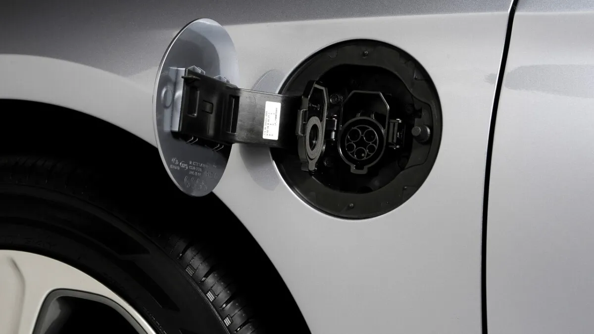 42754_2016_Hyundai_Sonata_Plug_in_Hybrid_Electric_Vehicle_PHEV_Plug_In_Outlet
