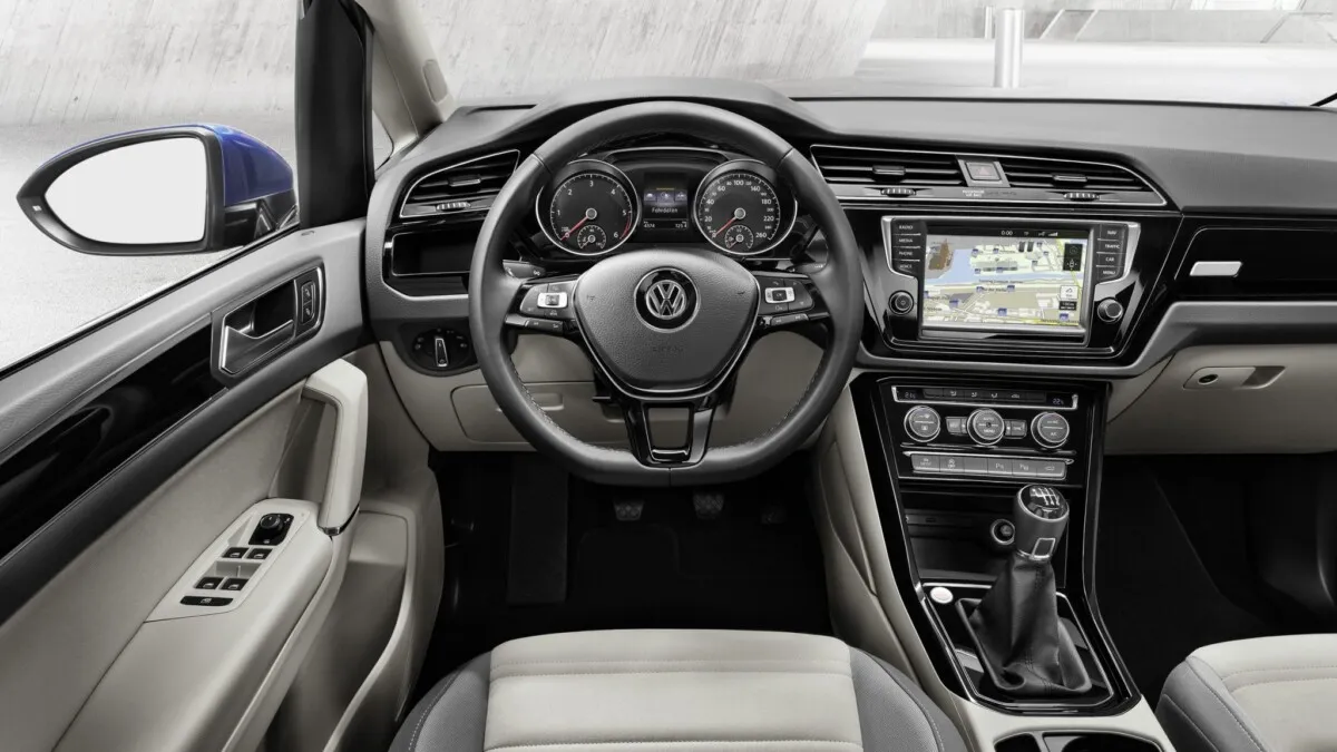 2016 VW Touran (1)