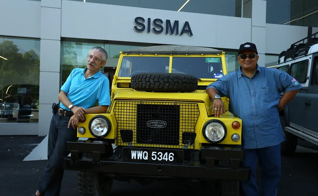 Englishman Howard Randall (left) garnered plenty of attention from fellow Landy De Langkawi participants with his bright yellow 1979 Series 3 lightweight Defender