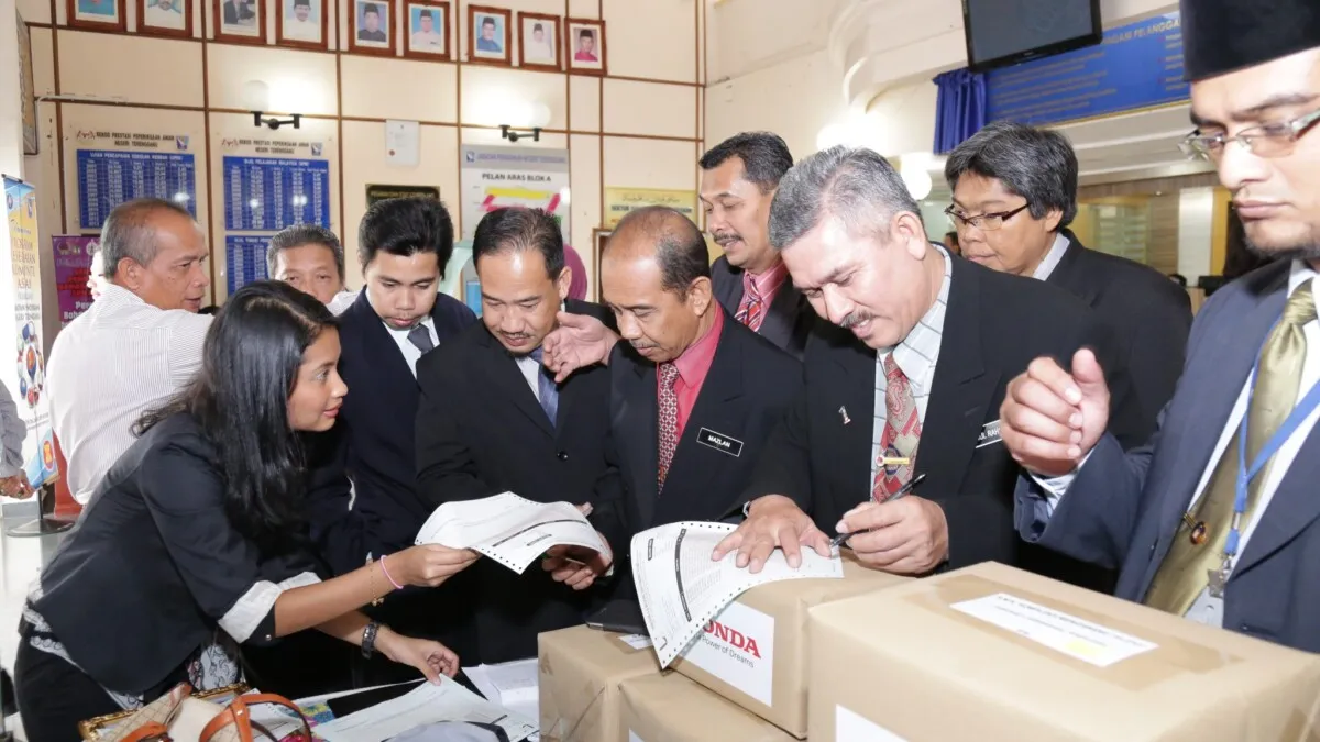 Honda worked together with the State Education Department to identify 48 schools which were badly affected. Over 7,000 students in Terengganu, Kelantan and Pahang to benefit from a new library and revision books