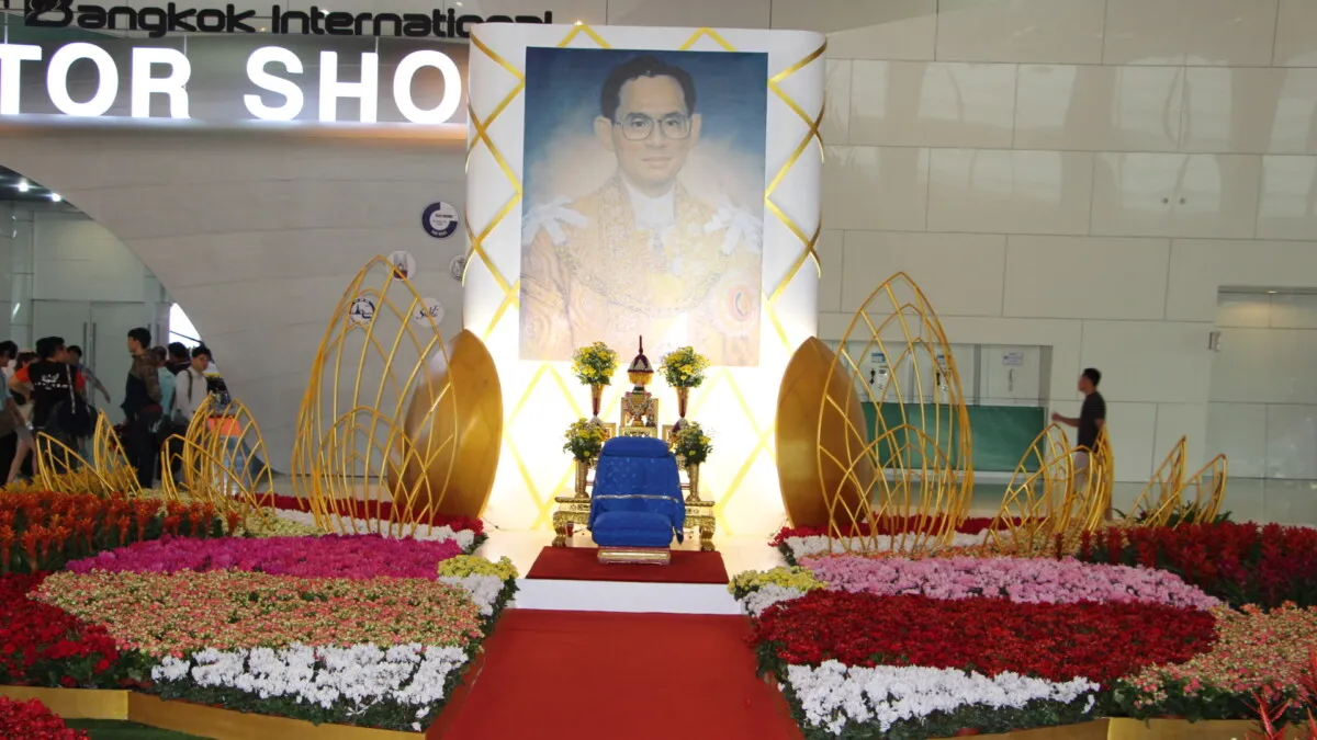 A fitting tribute outside the main hall to the King of Thailand, dearly loved by all
