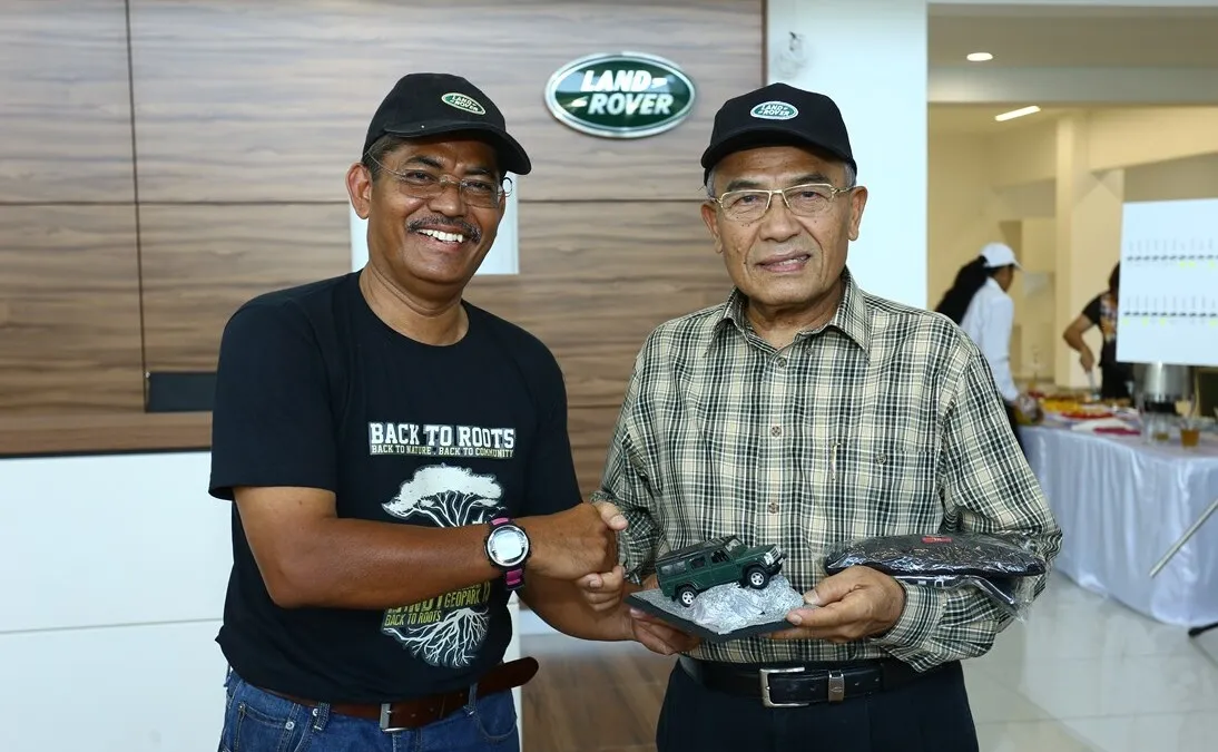 Landy De Langkawi representative Ayub Yasir handing over a token of appreciation to SISMA Auto Chairman Tuan Syed Hussain Syed Mohamed for hosting the flag-off