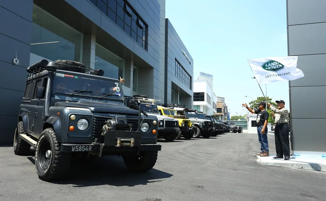 SISMA Auto Chairman Tuan Syed Hussain Syed Mohamed flagging off the 16-strong Landy De Langkawi convoy