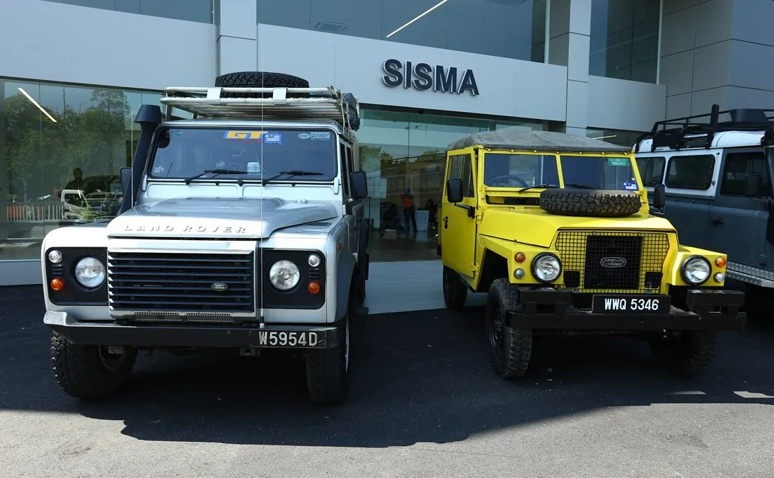 The new Land Rover Defender 110 Dual Cab (L) and a very rare 1979 Series 3 88-inch half-tonne lightweight
