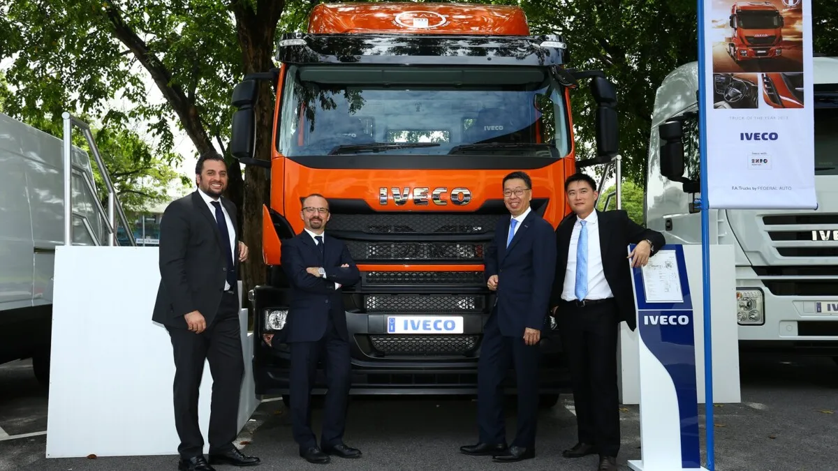 (L-R) Iveco GM Koray Kursunoglu, Iveco Regional MD Michele Lombardi, Federal Auto MD Cheng Seng Fook and Iveco Biz Mngr Ken Choy with the Stralis prime mover