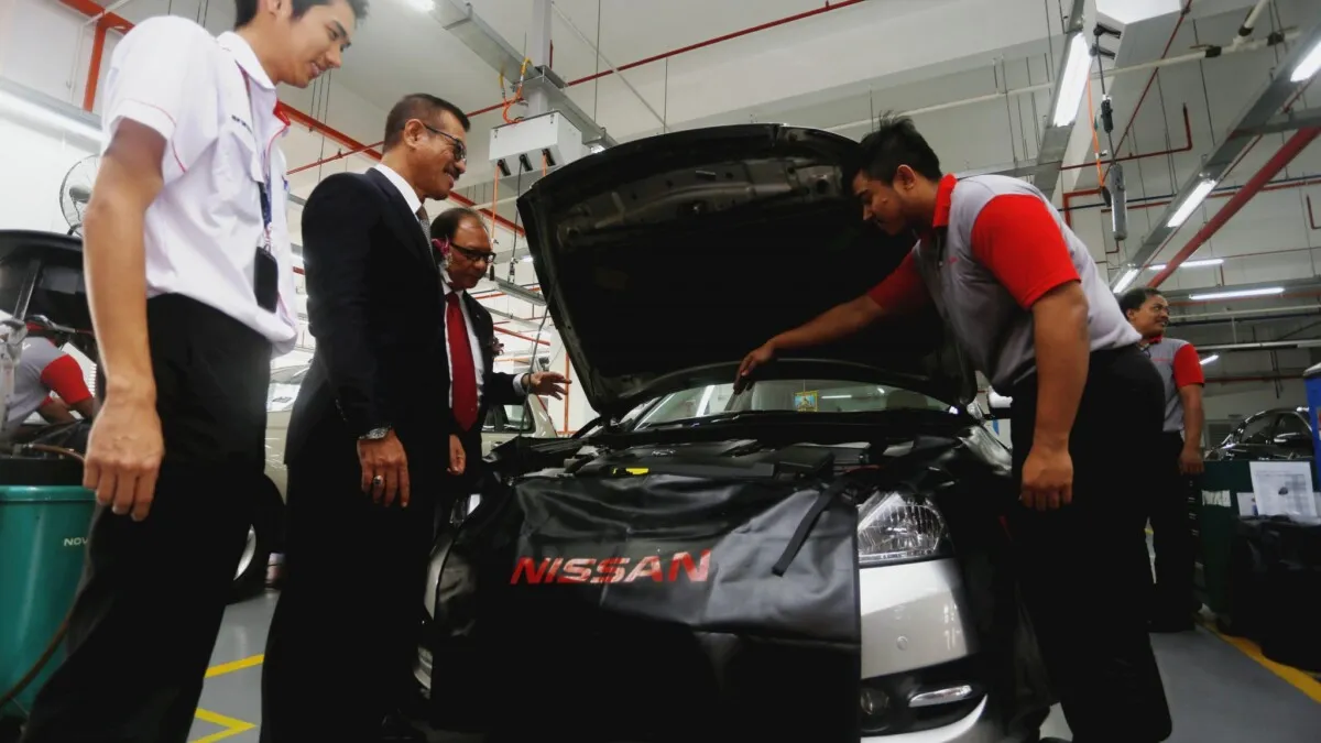 09 Datuk Bandar of JB and DDABB is inspecting the car at the Service Centre