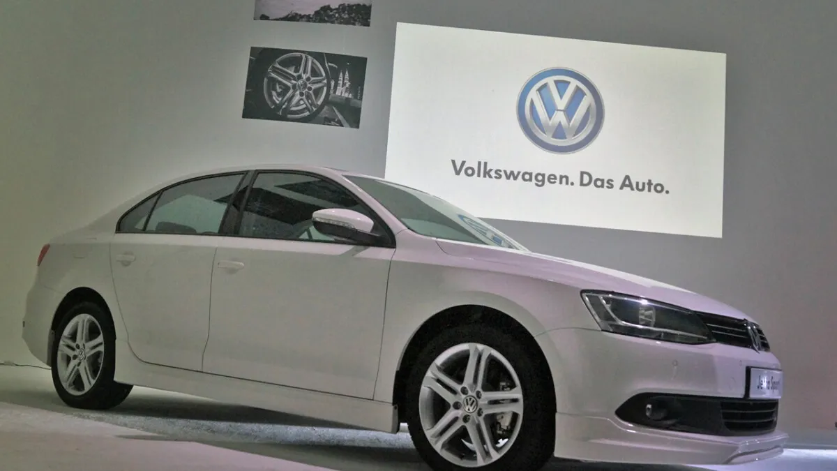 2015_Volkswagen_VW_Jetta_Limited_Edition (14)
