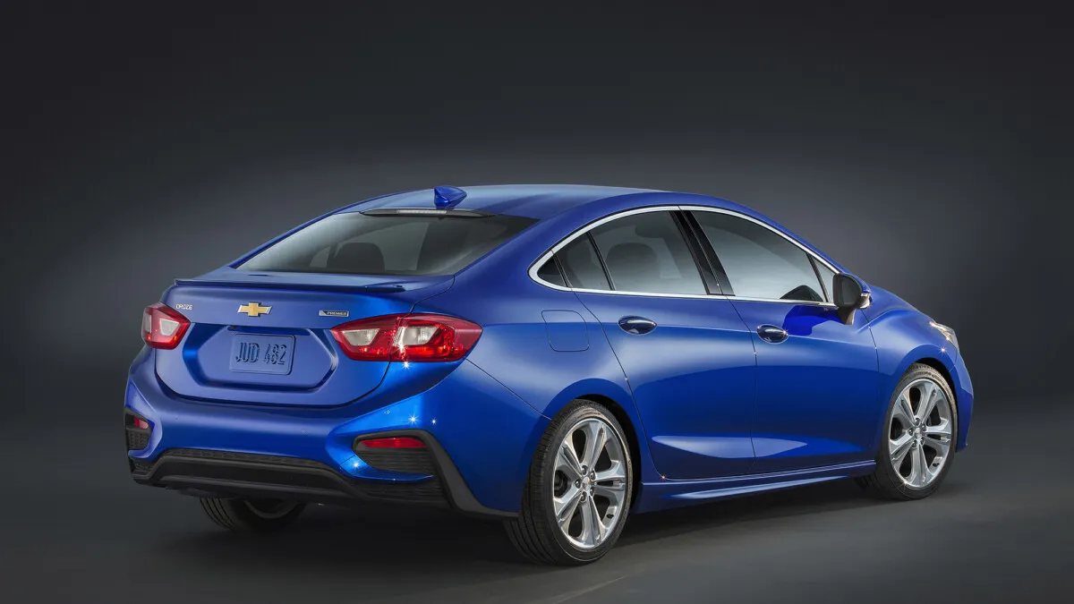 The new Cruze is 2.7 inches (68 mm) longer and nearly an inch (25 mm) shorter in height than the current model, giving it a longer and leaner appearance. A faster windshield rake and a faster-sloping rear profile lend a sportier look to the design, while the rear profile culminates in a standard integral rear spoiler that contributes to the car’s aero efficiency.