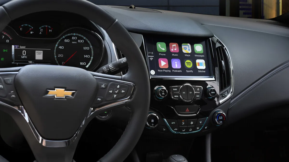 Like the exterior, the Cruze’s interior – and the instrument panel in particular – features lean, muscular and layered surfaces built around the Chevrolet-signature dual-cockpit theme.