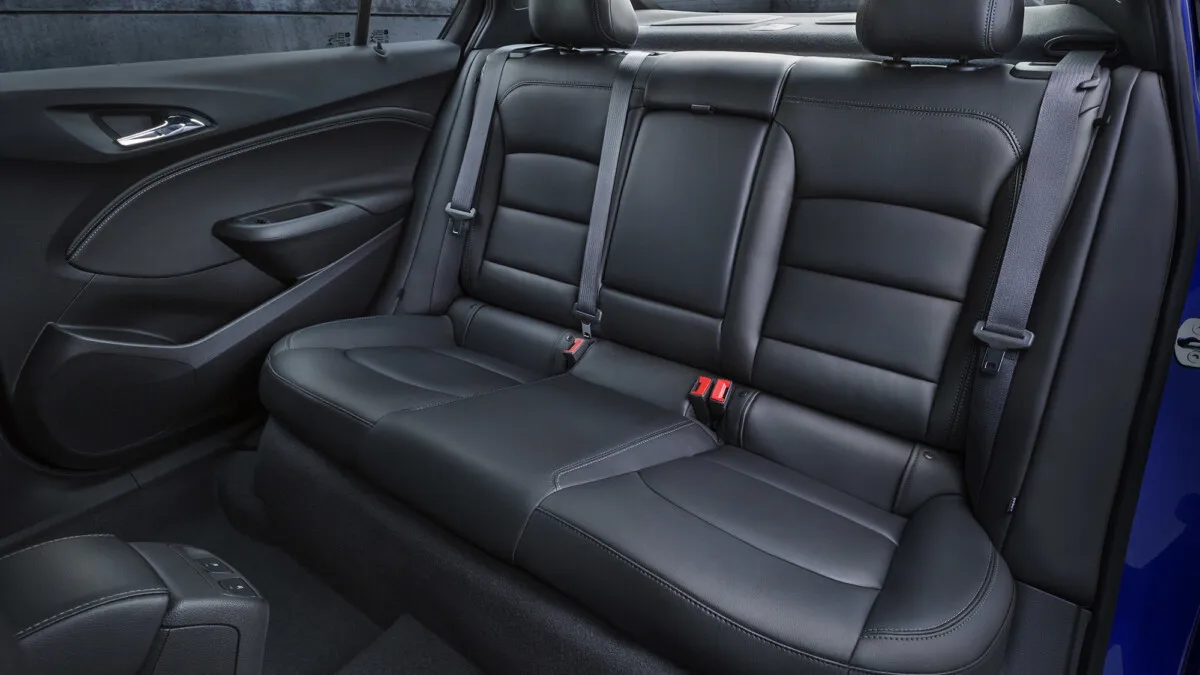 The 2016 Cruze offers more rear legroom (36.1 inches / 917 mm) and two inches (51 mm) more rear knee room and more spaciousness.