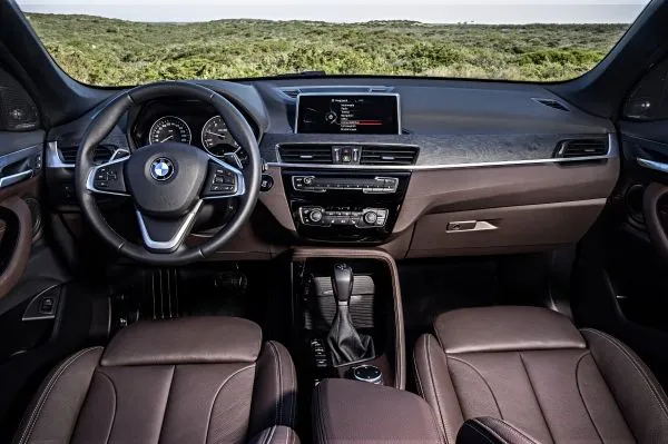 2016_BMW_X1_interior (2)