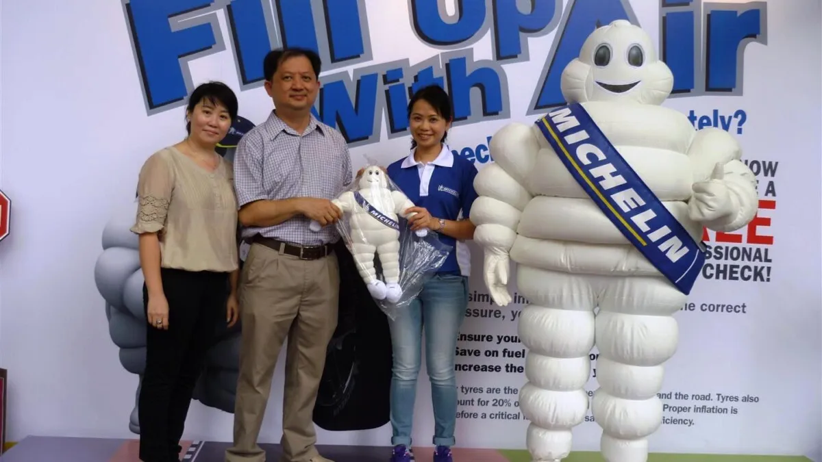 From left-Tadika Seri Cemerlang Jaya's Principal Goh Irene & Chairman Lee Sai Weng receiving a token of appreciation from Michelin Retail&Trade Marketing Manager, Blanche Chan