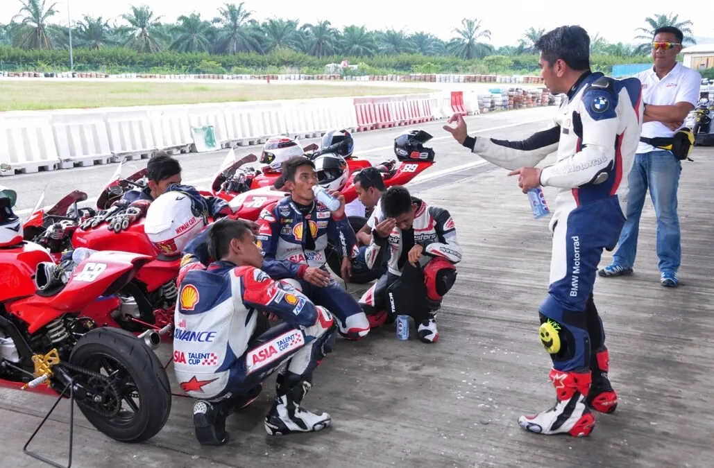 Riding coach Remon Azrem giving tips to the SAATC Team Malaysia riders (1)