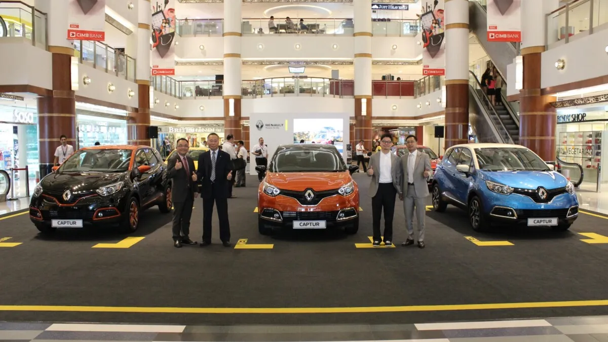 The fashionable and sporty Renault Captur will be available in 4 in-vogue 2-toned paint jobs 1