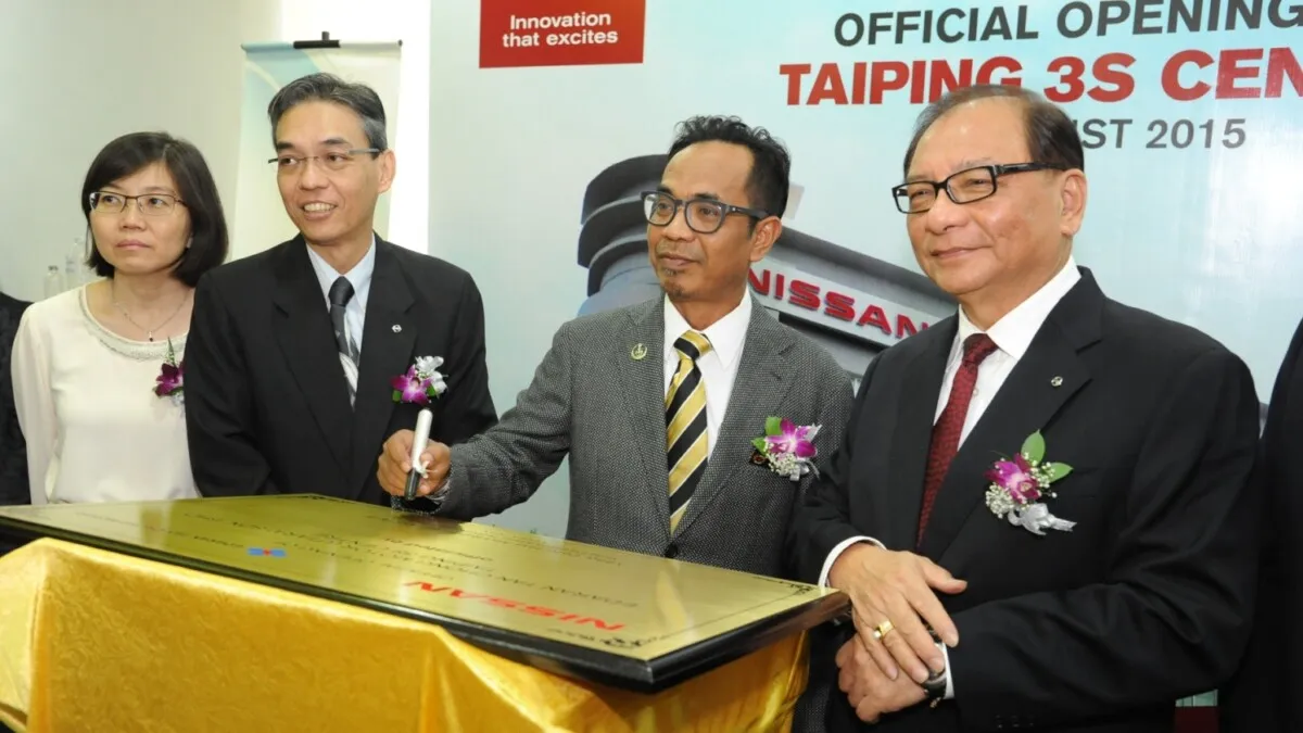 05 Plaque signing by Tuan Setiausaha Perbandaran of Majlis Perbandaran Taiping