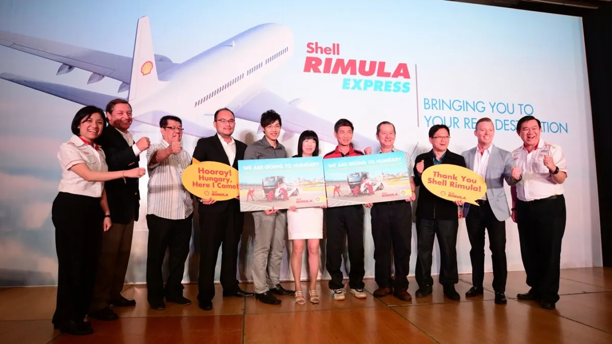 Shell Rimula Global Brand Manager Seow Lee Ming (L), Global B2B GM Steve Riendl (2nd L), Shell Lubricants GM - SEA Troy Chapman (2nd R) and GM Msia-Sing Leslie Ng with global contest winners