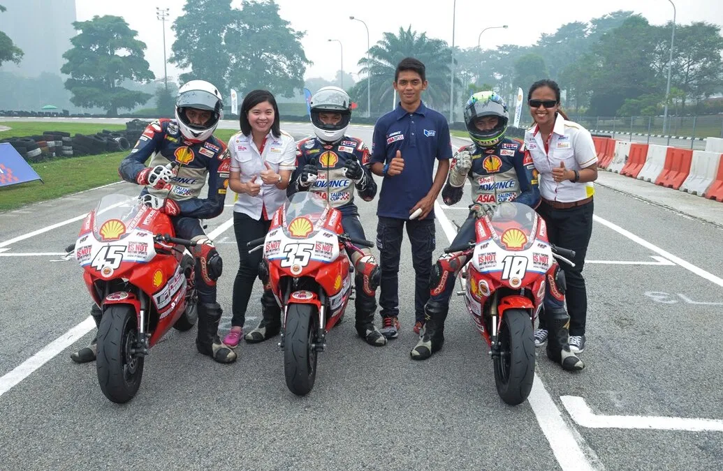 Shell Associate Brand and Communications Manager Jamie Lai (2nd left) and Shell Advance Brand Manager Desiree Cheng (R) posing with the ATC riders who turned up to support the event