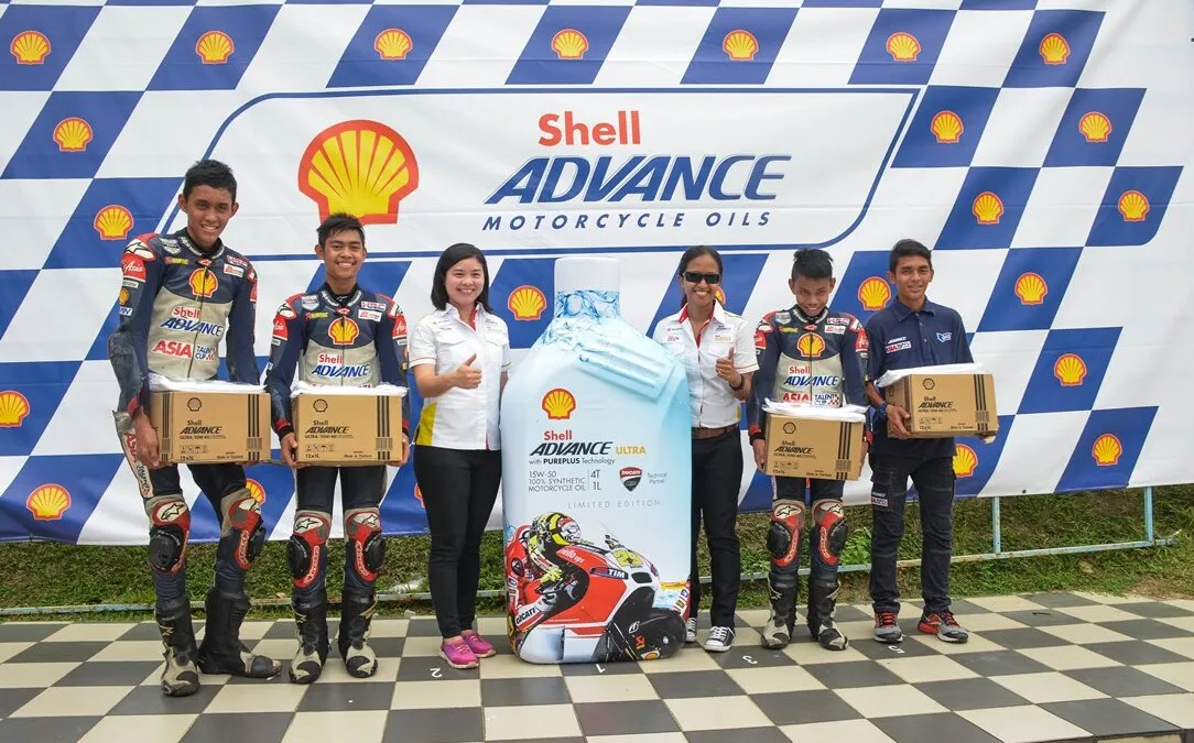 Shell Associate Brand and Communications Manager Jamie Lai (3rd fr left) and Shell Advance Brand Manager Desiree Cheng (3rd fr right) handed over sponsored Shell Advance Ultra oil to ATC riders