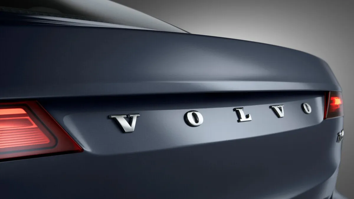 Rear Volvo Word mark Volvo S90 Mussel Blue