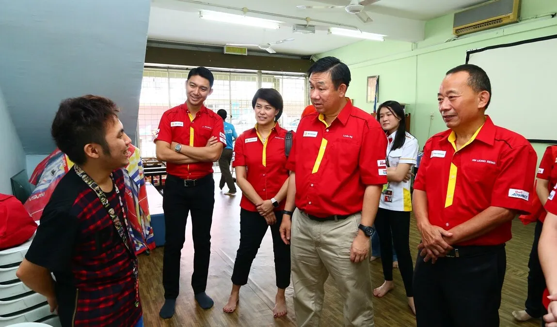 2015 Special Olympics double gold medallist Darien Lum (R) sharing his experience with Shell Lubricants GM Leslie Ng (3rd fr R) and the Shell Helix team