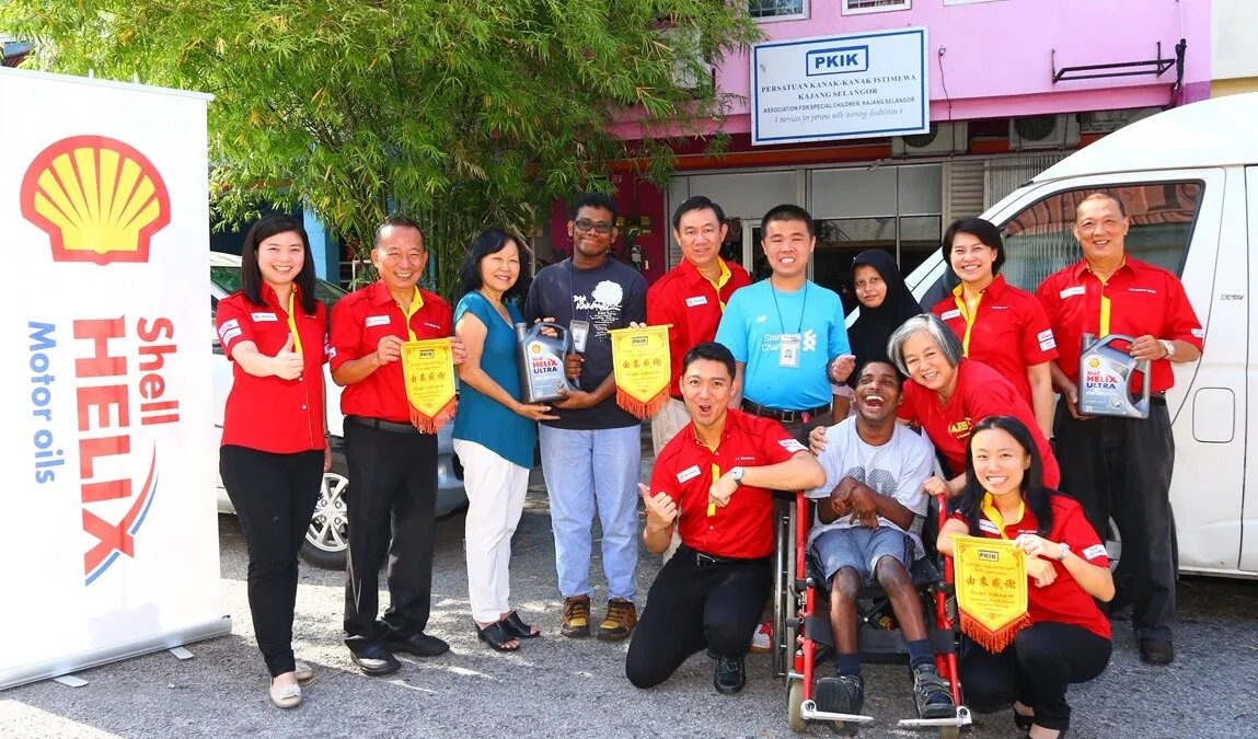 The SHell Helix Team with PKIK residents