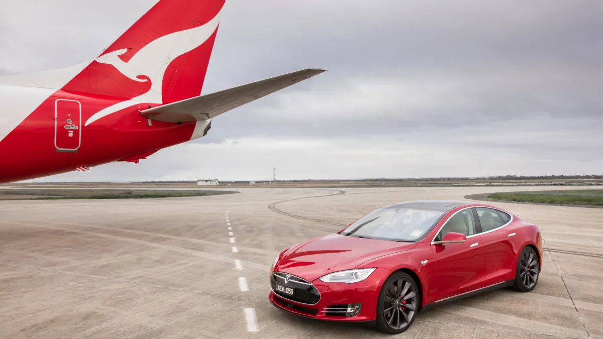 Tesla Model S VS Qantas Boeing 737 On A Drag Race (2)