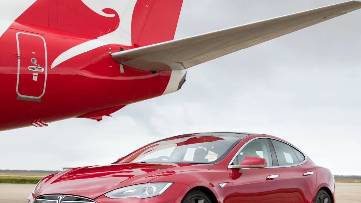 Tesla Model S VS Qantas Boeing 737 On A Drag Race (3)