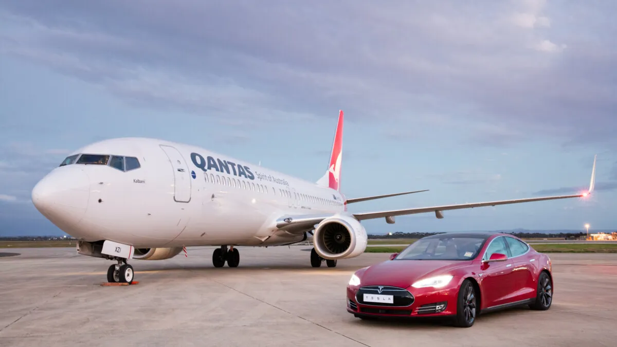 Tesla Model S VS Qantas Boeing 737 On A Drag Race (4)