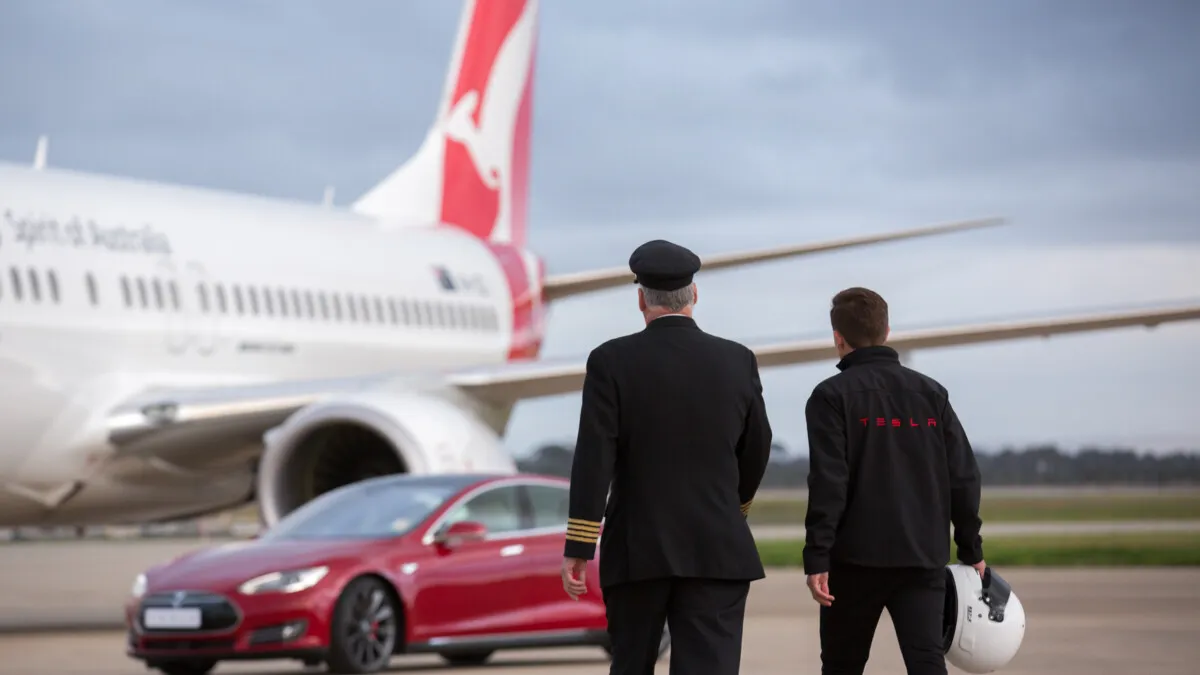 Tesla Model S VS Qantas Boeing 737 On A Drag Race (5)