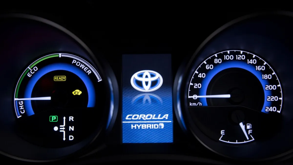2016_Toyota_Corolla_Hybrid (13)