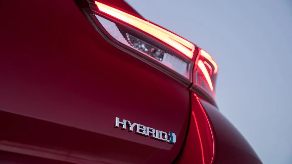 2016_Toyota_Corolla_Hybrid (19)