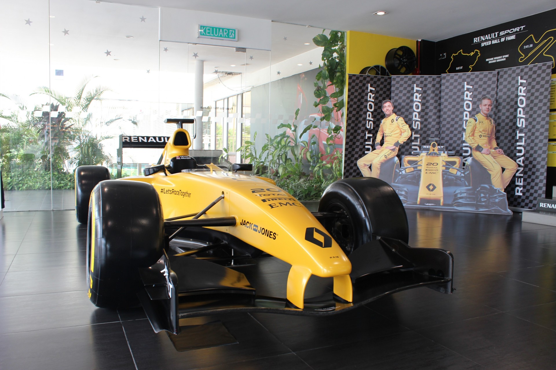 16 Renault R S 16 Formula One Replica On Tour At Renault Showrooms Autofreaks Com