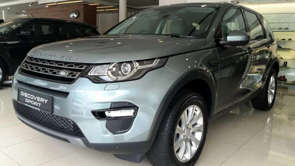 Land Rover Discovery Sport_Showroom_2