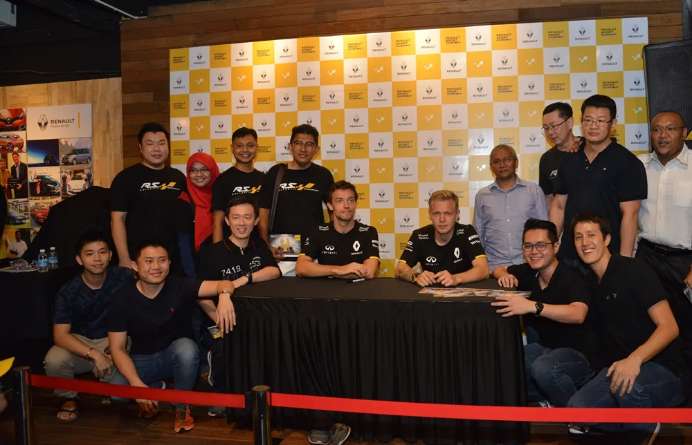F1 Fans posing with the Renault Sport Formula One team drivers