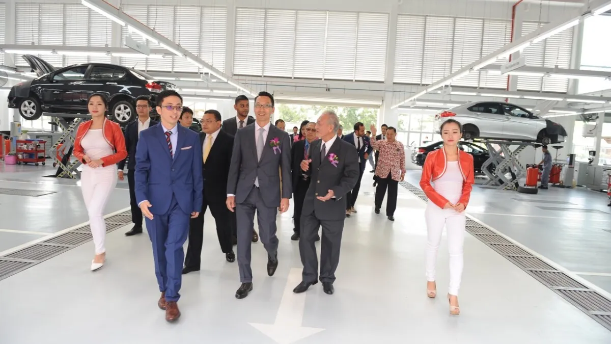 08 DSC_9718_Syarikat Tan Eng Ann Honda 3S Centre General Manager leading VIPs on a tour including to the well-equipped service bay area