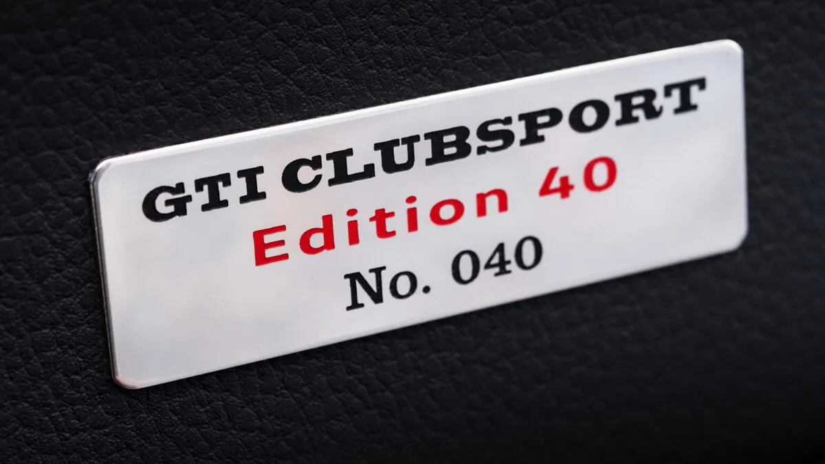 Volkswagen Golf GTI Edition 40 (1)