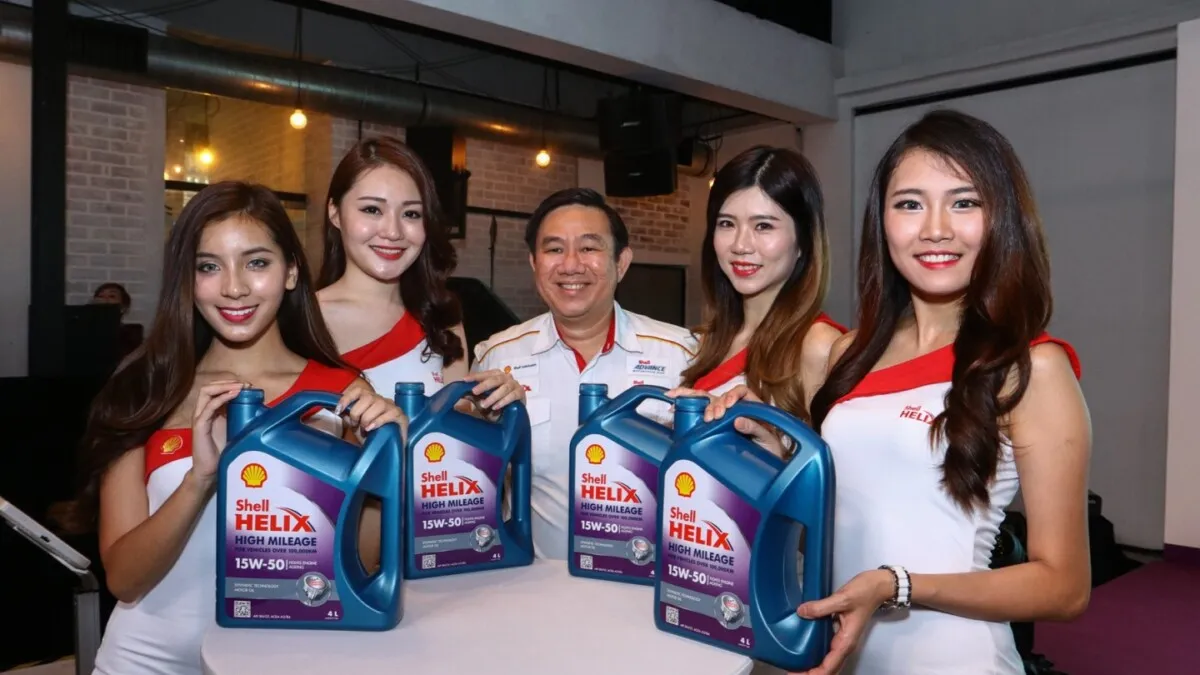 Shell Lubricants GM Leslie Ng with Brand Ambassadors and the new oil