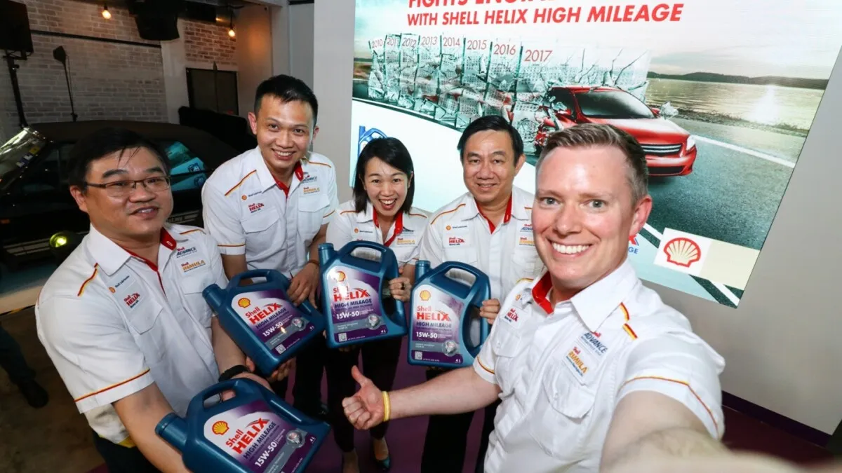 Troy Chapman (R) with the Shell Lubricants team and the new oil
