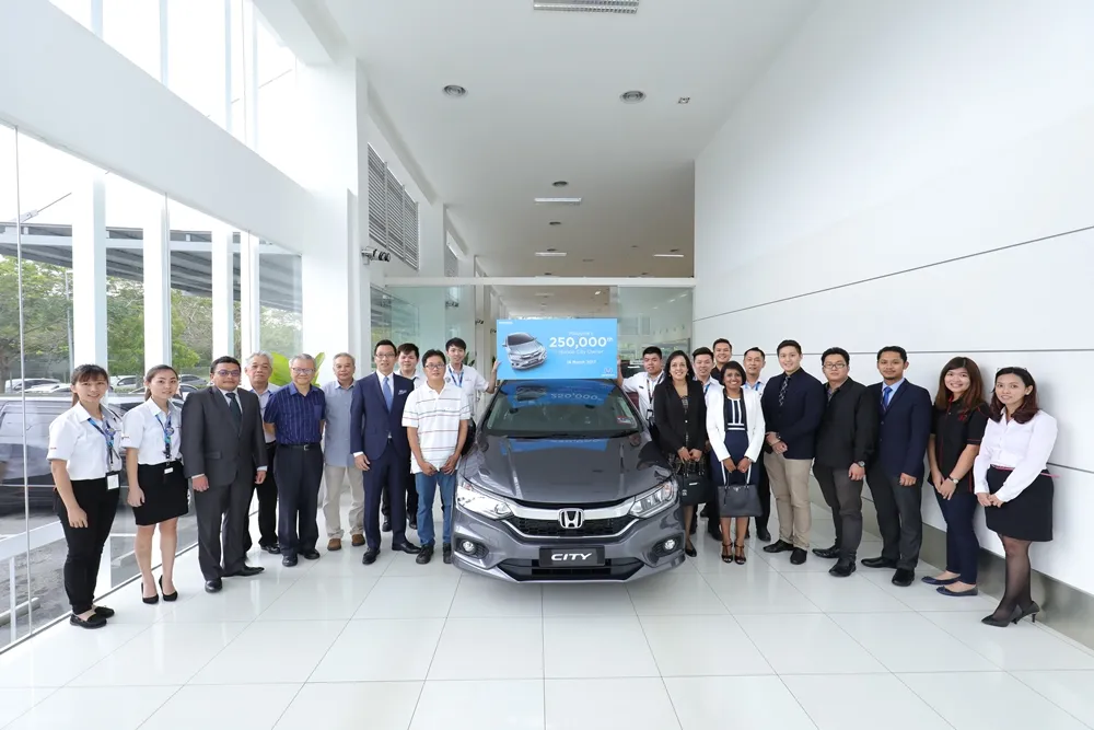 03 Owner of the 250,000th City Mr Tan Kian Hui (centre, in striped T-shirt) with the management and associates of Honda Malaysia and Tiong Nam Motor