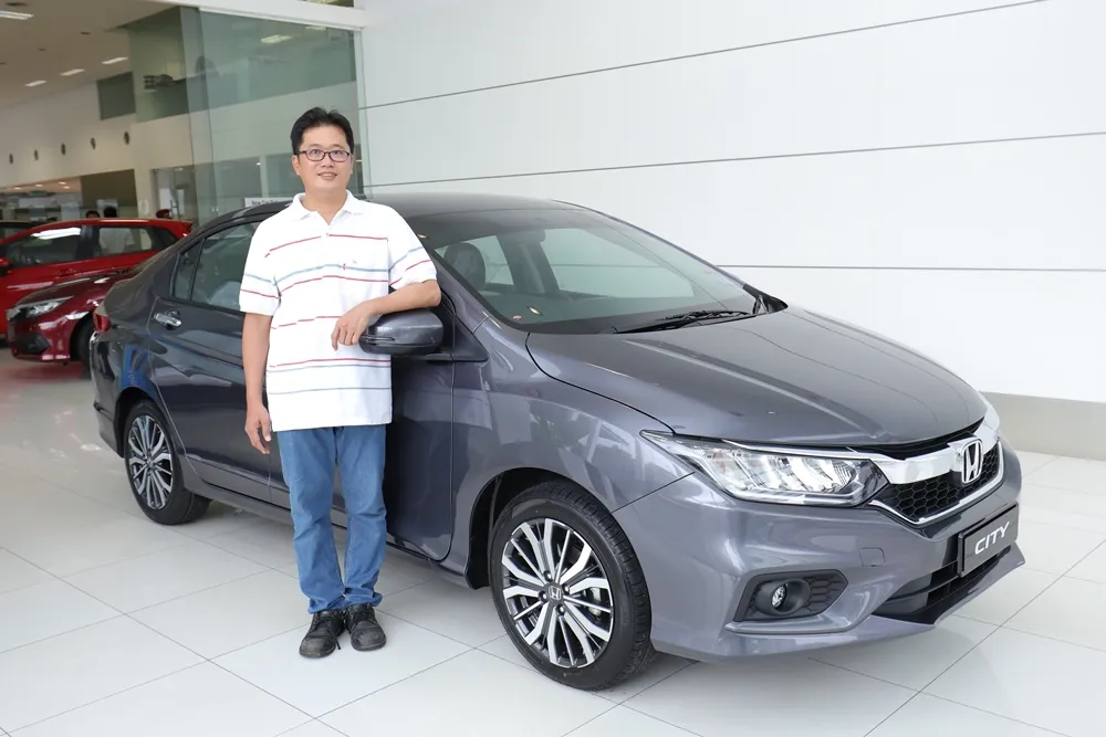 04 Owner of the 250,000th City Mr Tan Kian Hui with his New City in Modern Steel Metallic colour