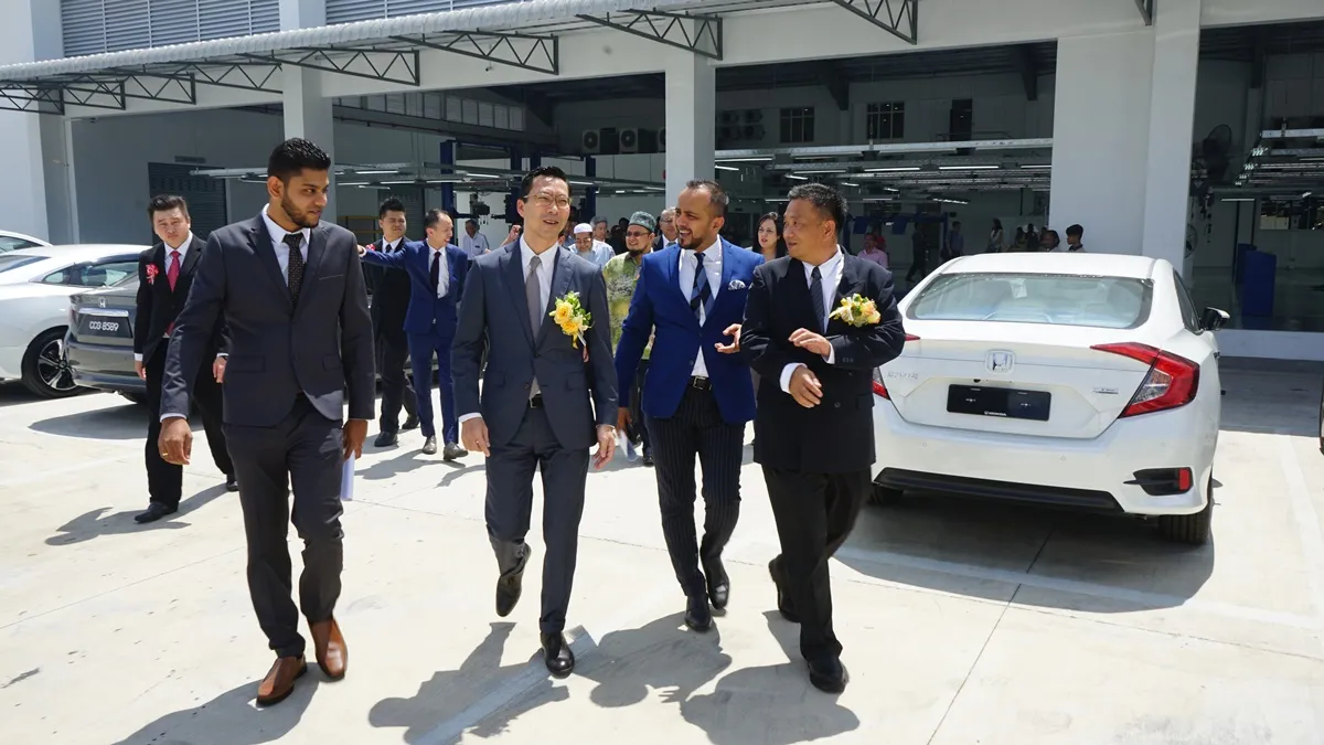 15 HMSB Managing Director & CEO Mr Katsuto Hayashi (Centre with corsage) chatting with HMSB Group VP Mr Akkbar Danial and Ban Chu Bee Managing Director Mr Lee Eng Kee (Right)