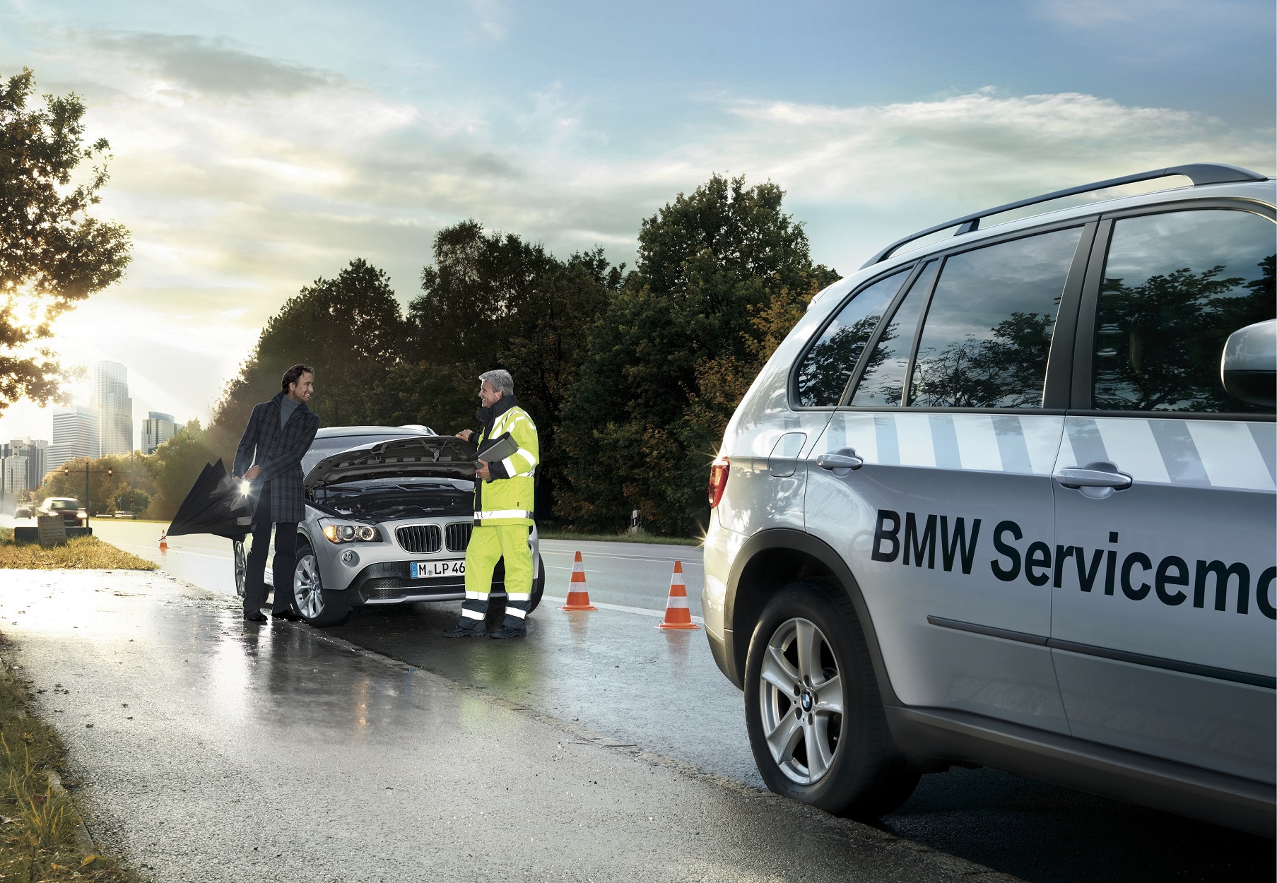 Assistance services. BMW Roadside assistance. Роад Ассистанс БМВ. Техпомощь на дороге. Машина помощь на дороге.