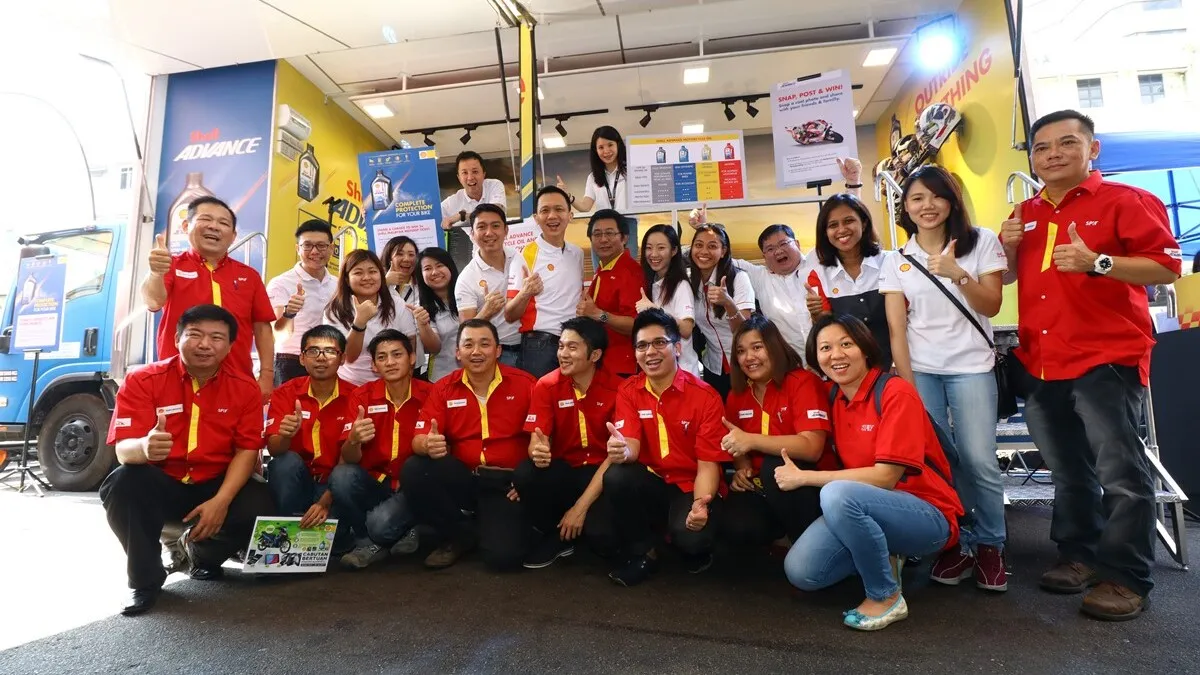 Shell Lubricants Mktg Mgr Alex Lim (7th from left, standing) at the road...