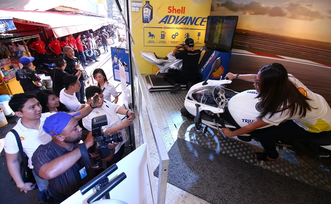 The elbow down challenge is a hit at the Shell Advance Roadshow