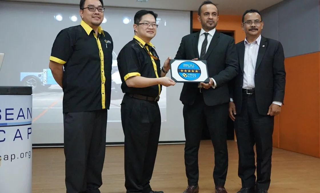 03 Mr. Akkbar Danial, Group Vice President of Honda Malaysia Sdn Bhd receiving the 5-Star ASEAN NCAP award for the All-New CR-V