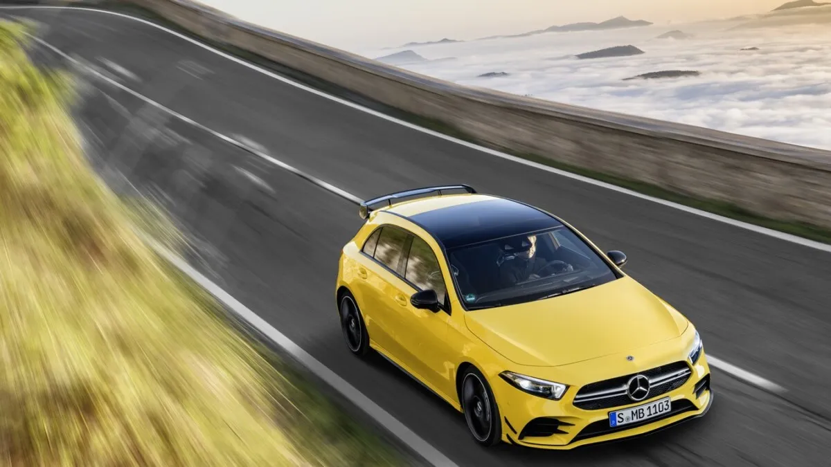 Mercedes-AMG A 35 4MATIC (2018), Sonnengelb;Kraftstoffverbrauch kombiniert: 7,4-7,3 l/100 km, CO2-Emissionen kombiniert: 169-167 g/km*Mercedes-AMG A 35 4MATIC (2018), Sun yellow;Combined fuel consumption: 7.4-7.3 l/100 km, Combined CO2 emissions: 169-167 g/km*