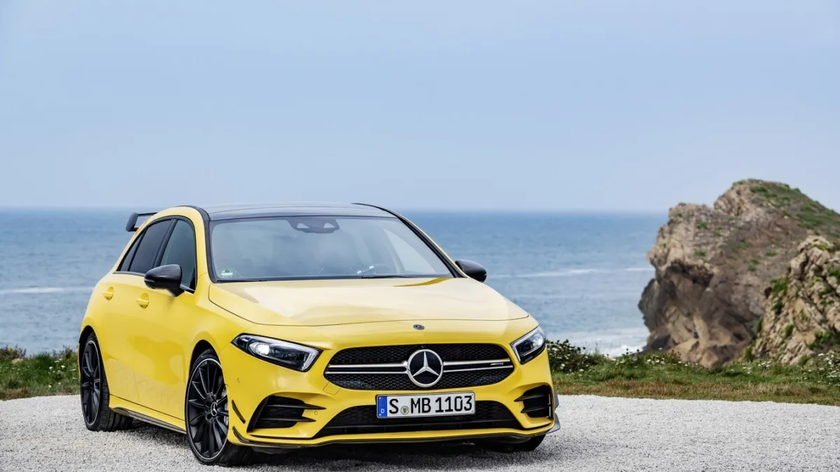 Mercedes-AMG A 35 4MATIC (2018), Sonnengelb;Kraftstoffverbrauch kombiniert: 7,4-7,3 l/100 km, CO2-Emissionen kombiniert: 169-167 g/km*Mercedes-AMG A 35 4MATIC (2018), Sun yellow;Combined fuel consumption: 7.4-7.3 l/100 km, Combined CO2 emissions: 169-167 g/km*
